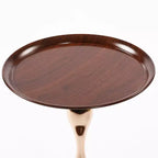 Mesa auxiliar redonda con cola de sirena de 21", mesa auxiliar pedestal de metal estilo Art Déco, mesa auxiliar estilo bandeja minimalista para espacios pequeños (marrón nogal)