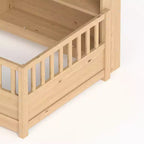 Cama de suelo Montessori de madera con barandillas estilo valla de 21.4'' y 5 estantes de almacenamiento, estructura de cama para niños para dormitorio