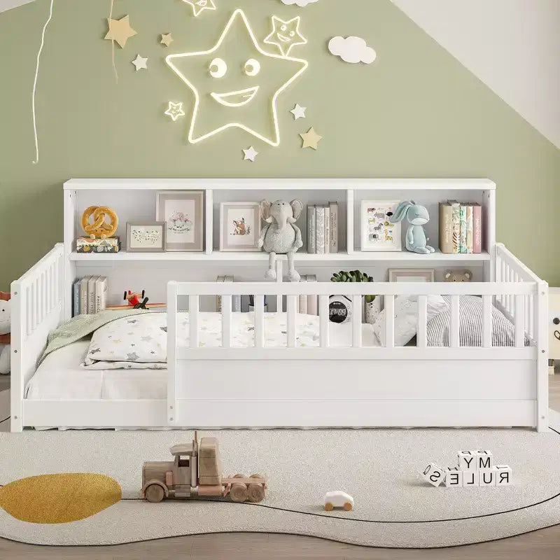 Cama de suelo Montessori de madera con barandillas estilo valla de 21.4'' y 5 estantes de almacenamiento, estructura de cama para niños para dormitorio