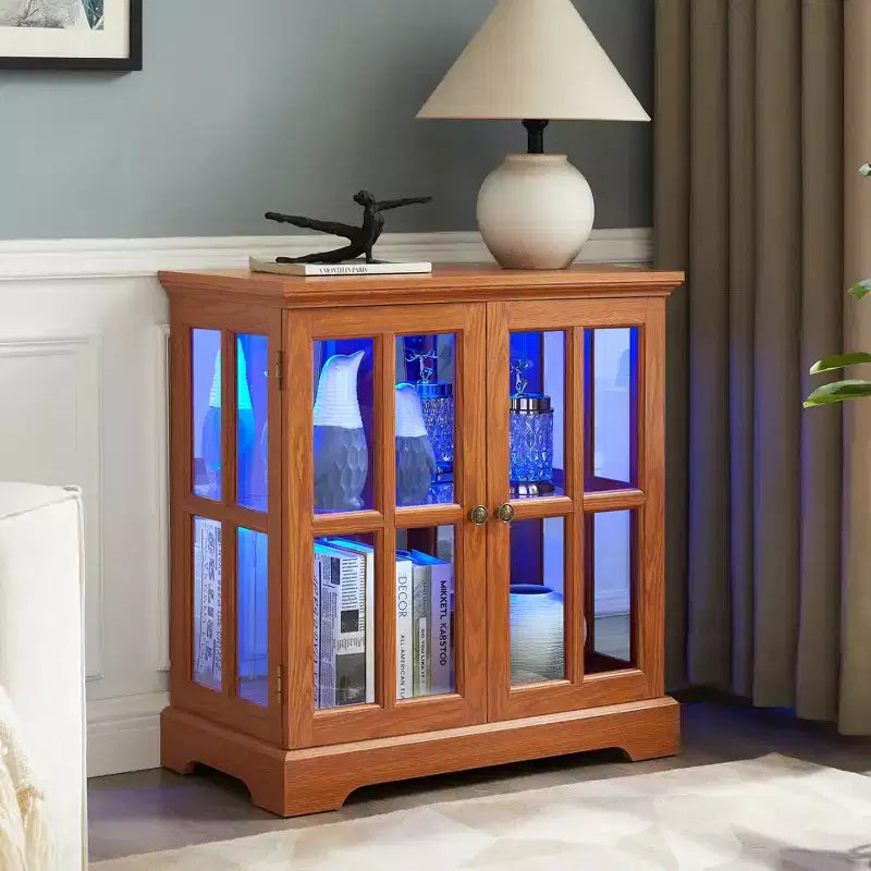 Vitrina antigua LED con puertas enrejadas, estantes ajustables y control Bluetooth para un diseño retro