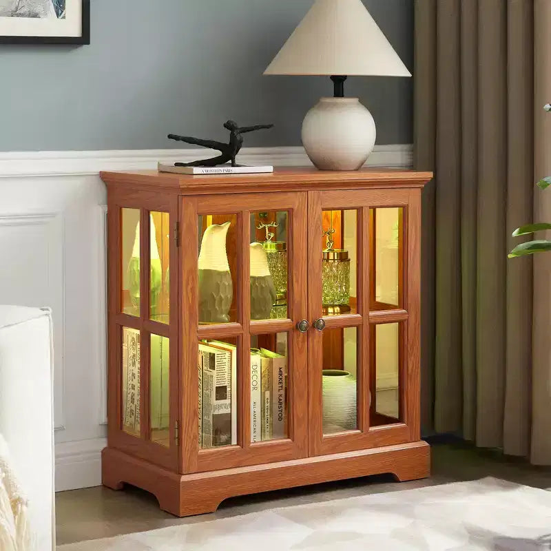 Vitrina antigua LED con puertas enrejadas, estantes ajustables y control Bluetooth para un diseño retro