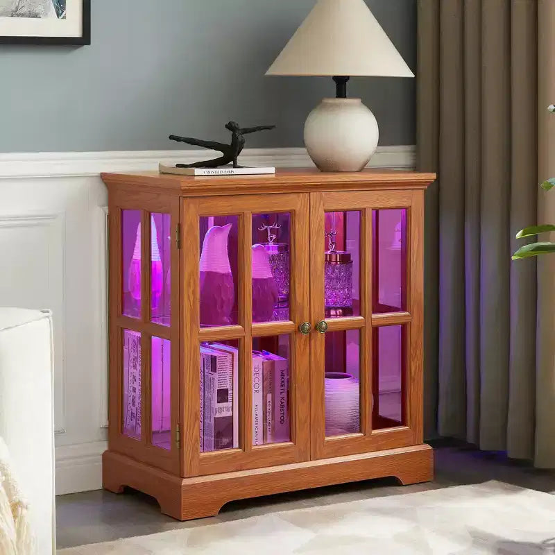 Vitrina antigua LED con puertas enrejadas, estantes ajustables y control Bluetooth para un diseño retro