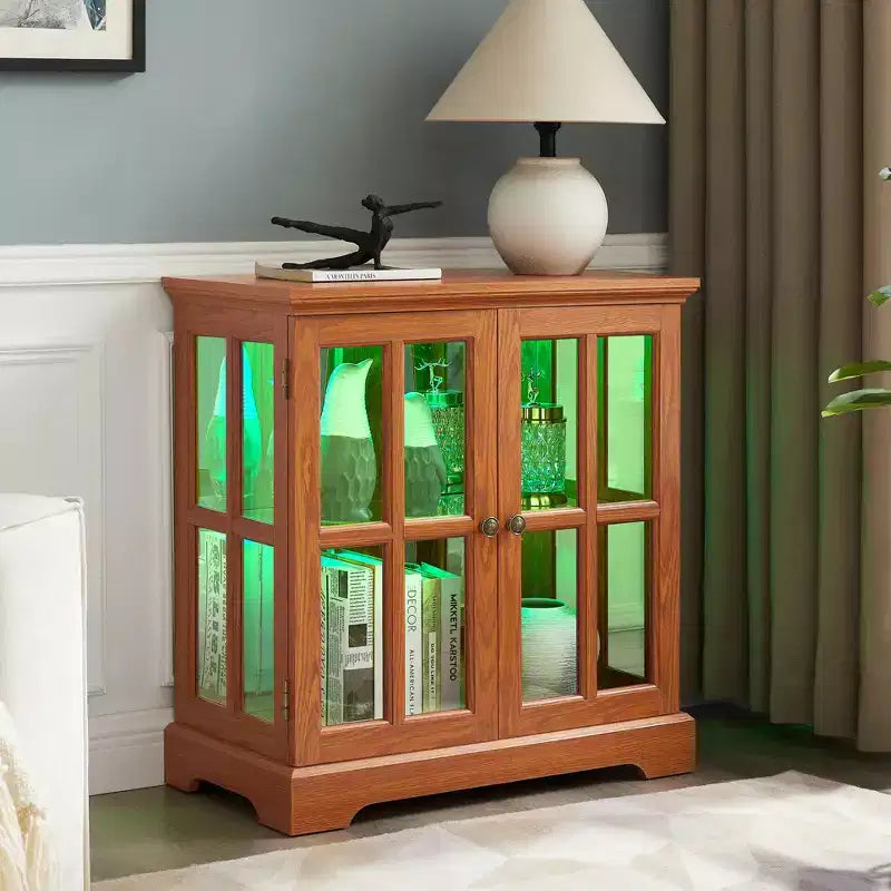 Vitrina antigua LED con puertas enrejadas, estantes ajustables y control Bluetooth para un diseño retro