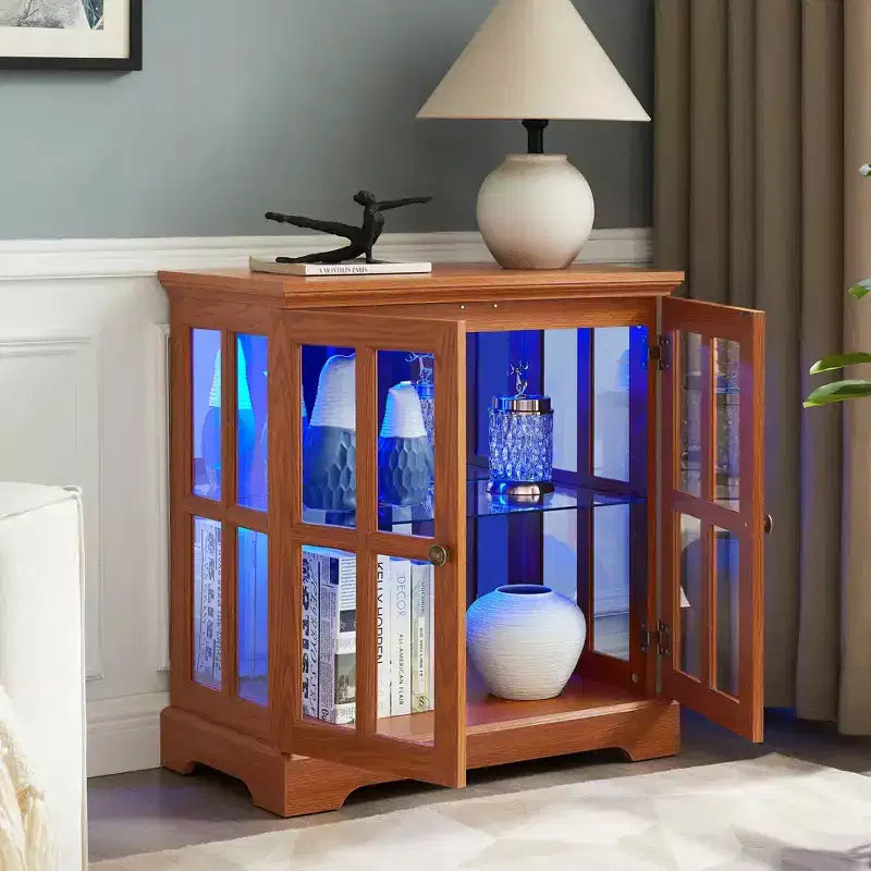 Vitrina antigua LED con puertas enrejadas, estantes ajustables y control Bluetooth para un diseño retro