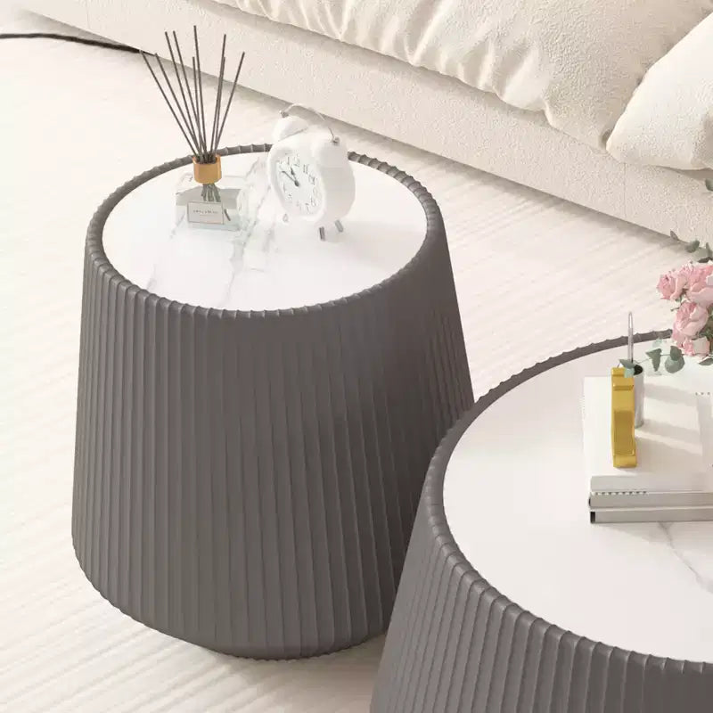 Mesa de centro redonda de cuero con tapa de piedra sinterizada y envoltura de cuero de microfibra