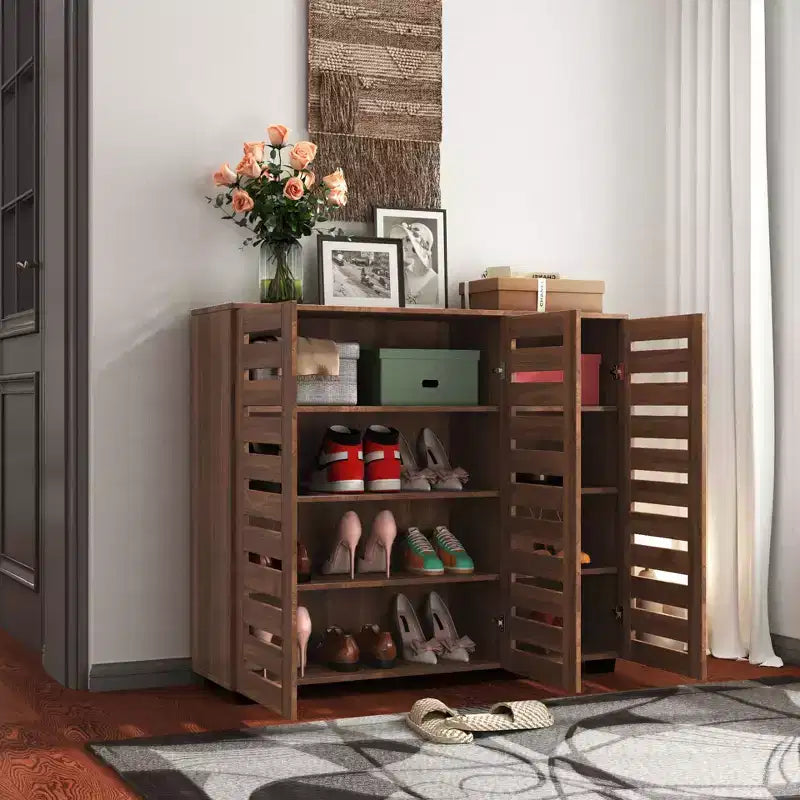 Zapatero de 5 niveles con estantes ajustables y puertas con celosía, armario de almacenamiento de zapatos de madera para entradas, vestidores y salas de estar