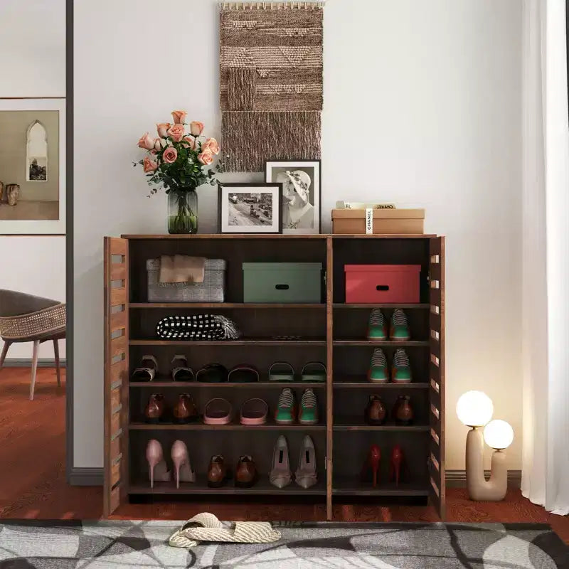 Zapatero de 5 niveles con estantes ajustables y puertas con celosía, armario de almacenamiento de zapatos de madera para entradas, vestidores y salas de estar