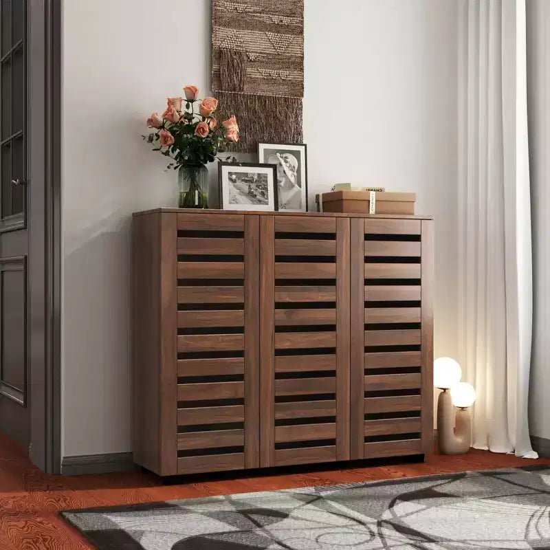 Zapatero de 5 niveles con estantes ajustables y puertas con celosía, armario de almacenamiento de zapatos de madera para entradas, vestidores y salas de estar
