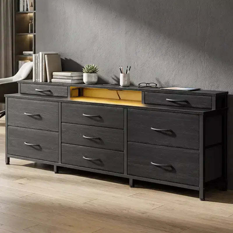 Cajonera Grande de Tela de 63 Pulgadas de Ancho con 9 Cajones, Luces LED, Tomas de Corriente, Estantes, Organizador de Almacenamiento, Dormitorio, Tapa de Madera Negra