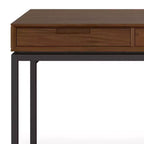 Escritorio de madera maciza WyndenHall Devlin Mid-Century con cajones, chapado de nogal
