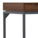 Escritorio de madera maciza WyndenHall Devlin Mid-Century con cajones, chapado de nogal