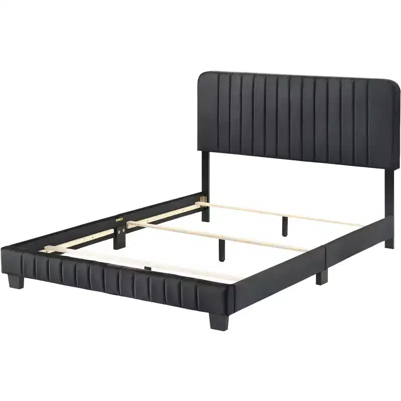 Cama tapizada king panel de terciopelo con capitoné acanalado Lodi de Passion Furniture