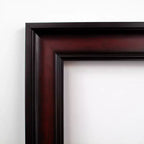 Espejo de pared con marco de madera biselado Rubino Cherry Scoop de Amanti Art