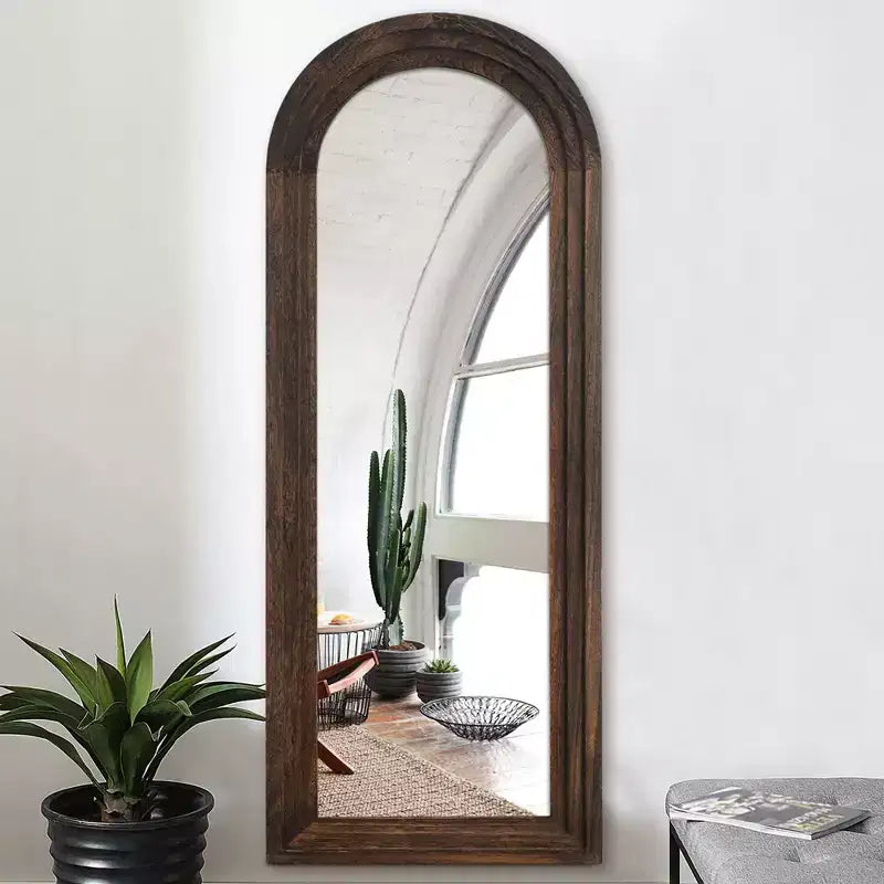 Miroir sur pied plein cadre Dovelina à cadre en bois, dessus arqué