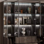 Mueble expositor de madera marrón con puertas de cristal y luces LED