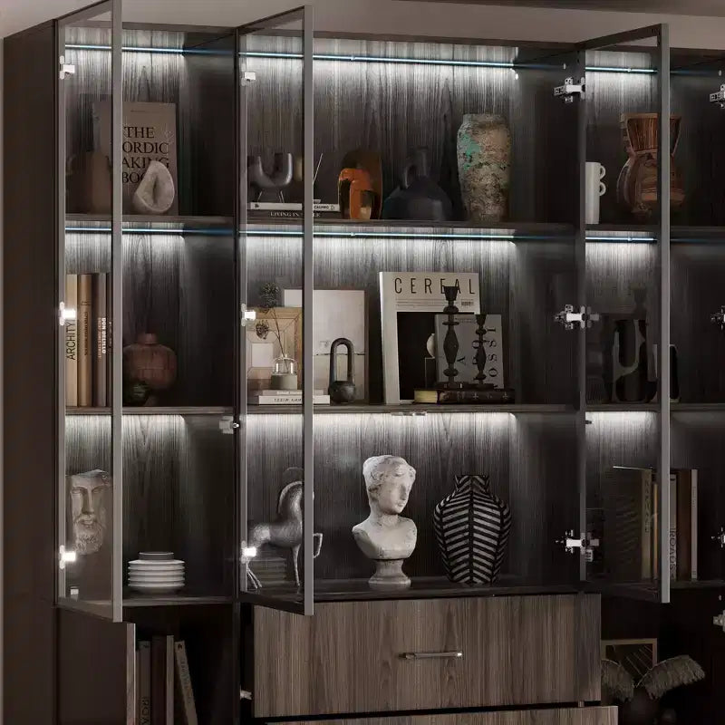 Mueble expositor de madera marrón con puertas de cristal y luces LED