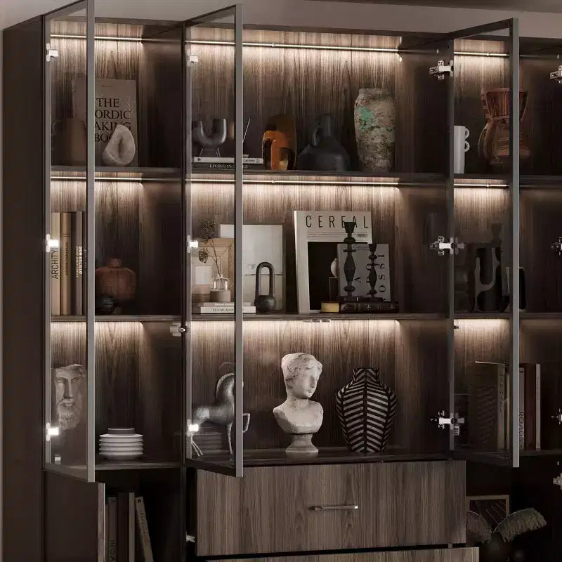Mueble expositor de madera marrón con puertas de cristal y luces LED