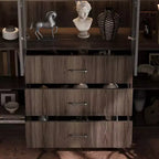 Mueble expositor de madera marrón con puertas de cristal y luces LED