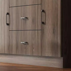 Mueble expositor de madera marrón con puertas de cristal y luces LED