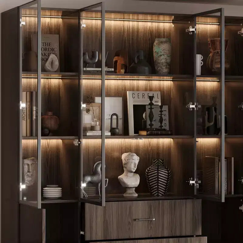 Mueble expositor de madera marrón con puertas de cristal y luces LED