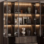 Mueble expositor de madera marrón con puertas de cristal y luces LED